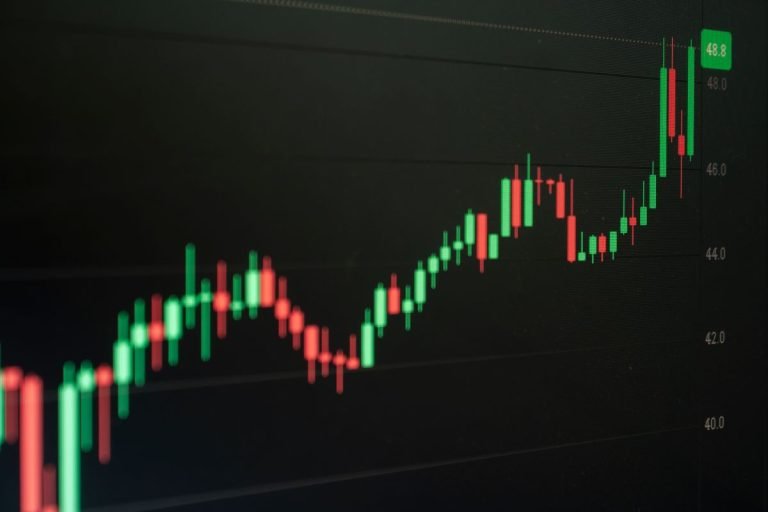 Grafik candlestick pasar keuangan, ilustrasi investasi dan pertumbuhan aset