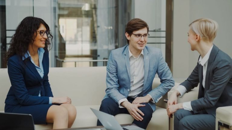 Pertemuan bisnis di kantor modern, ilustrasi karier sebagai agen asuransi
