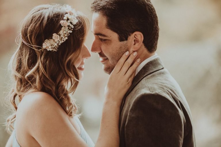 Pasangan pengantin baru berpelukan bahagia, ilustrasi asuransi untuk pasangan muda